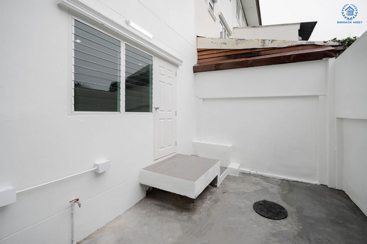 บ้านมือสองตกแต่งใหม่ โครงการ บ้านแก้ววิลล่า จรัญสนิทวงศ์ หลังมุม ทาวน์เฮ้าส์ 3 ชั้น เนื้อที่ 22.9 ตร.ว. ฟังก์ชัน 3 ห้องนอน 4 ห้องน้ำ จอดรถได้ 2 คัน บนทำเลศักยภาพ เชื่อมต่อหลายเส้นทาง ใกล้รถไฟฟ้าสายสีน้ำเงิน "สถานีไฟฉาย"